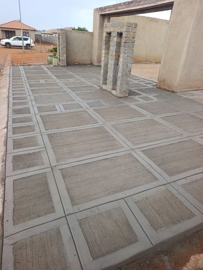Symmetric grey diamond and square pattern concrete driveway